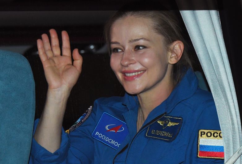 Актриса Юлия Пересильд на аэродроме Чкаловский после прилёта из Казахстана