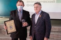 Сергей Стебунов начальник управления охраны окружающей среды РУК (слева).