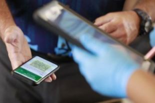 С 21 октября полиция будет проверять COVID-сертификаты по QR-коду.