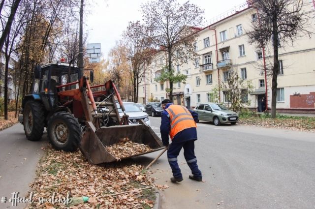Осеннюю листву убирают на улицах Смоленска