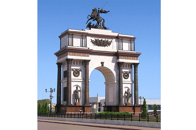В Курске начали ремонтировать Триумфальную арку