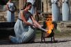 Греческая актриса Ксанти Георгиу, исполняющая роль верховной жрицы, на церемонии зажжения огня зимних Олимпийских игр 2022 года