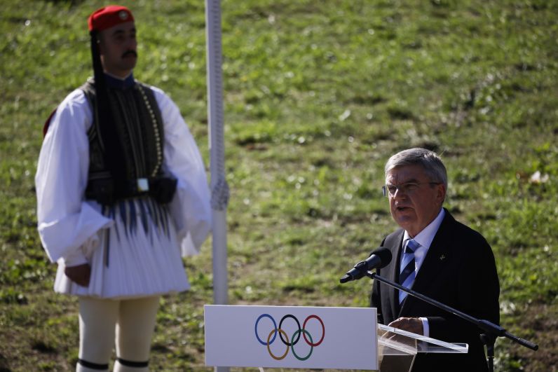 Президент Международного олимпийского комитета (МОК) Томас Бах на церемонии зажжения огня зимних Олимпийских игр 2022 года