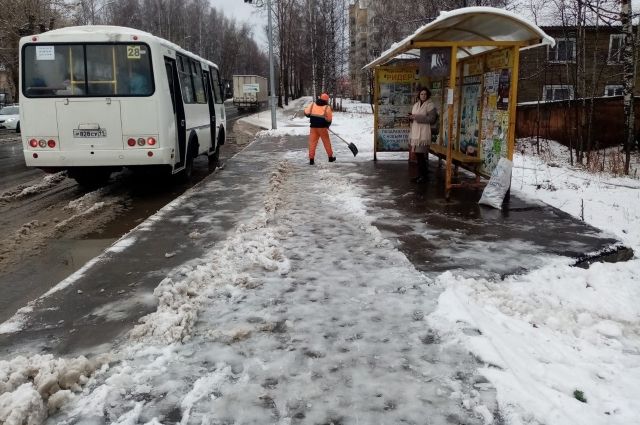 Коммунальщики с ночи очищают дороги от снега.