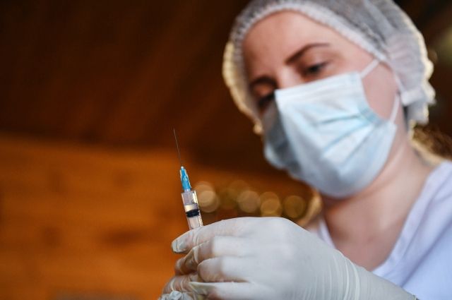 В Крыму ввели обязательную вакцинацию для работников отдельных сфер
