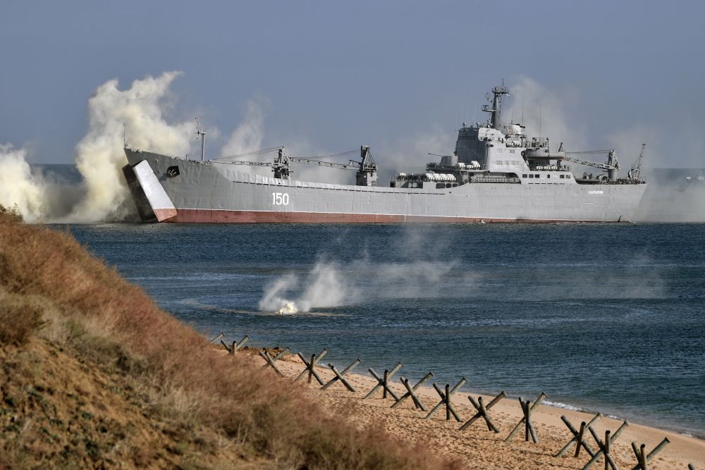 Большой десантный корабль «Саратов» во время высадки десанта морской пехоты с техникой на необорудованный участок побережья на полигоне Опук на двусторонних учениях подразделений армейского корпуса и морской пехоты Черноморского флота на полигоне Опук в Крыму