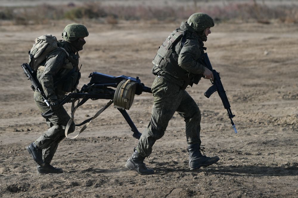 Военнослужащие во время высадки десанта морской пехоты на необорудованный участок побережья на полигоне Опук на двусторонних учениях подразделений армейского корпуса и морской пехоты Черноморского флота на полигоне Опук в Крыму