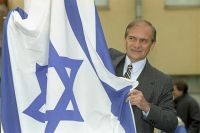 Торжественная церемония открытия посольства Израиля в Москве. 23 октября 1991 года. Посол Израиля в Москве Арье Левин с национальным государственным флагом.