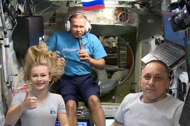 Актриса Юлия Пересильд, режиссер Клим Шипенко и космонавт Антон Шкаплеров на Международной космической станции.
