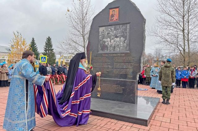 Памятник открыли в 75-ю годовщину трагических событий в Тихвине – 14 октября 2016 года. Теперь каждый год в скорбную дату у монумента проходят памятные мероприятия.