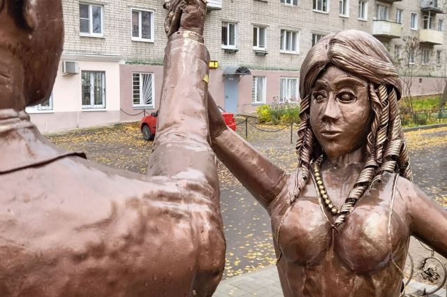 «Дочь Аленки из Нововоронежа». Скульптура молодоженов напугала нижегородцев