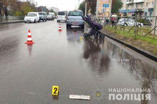 В Ровенской области легковушка сбила коляску с младенцем.