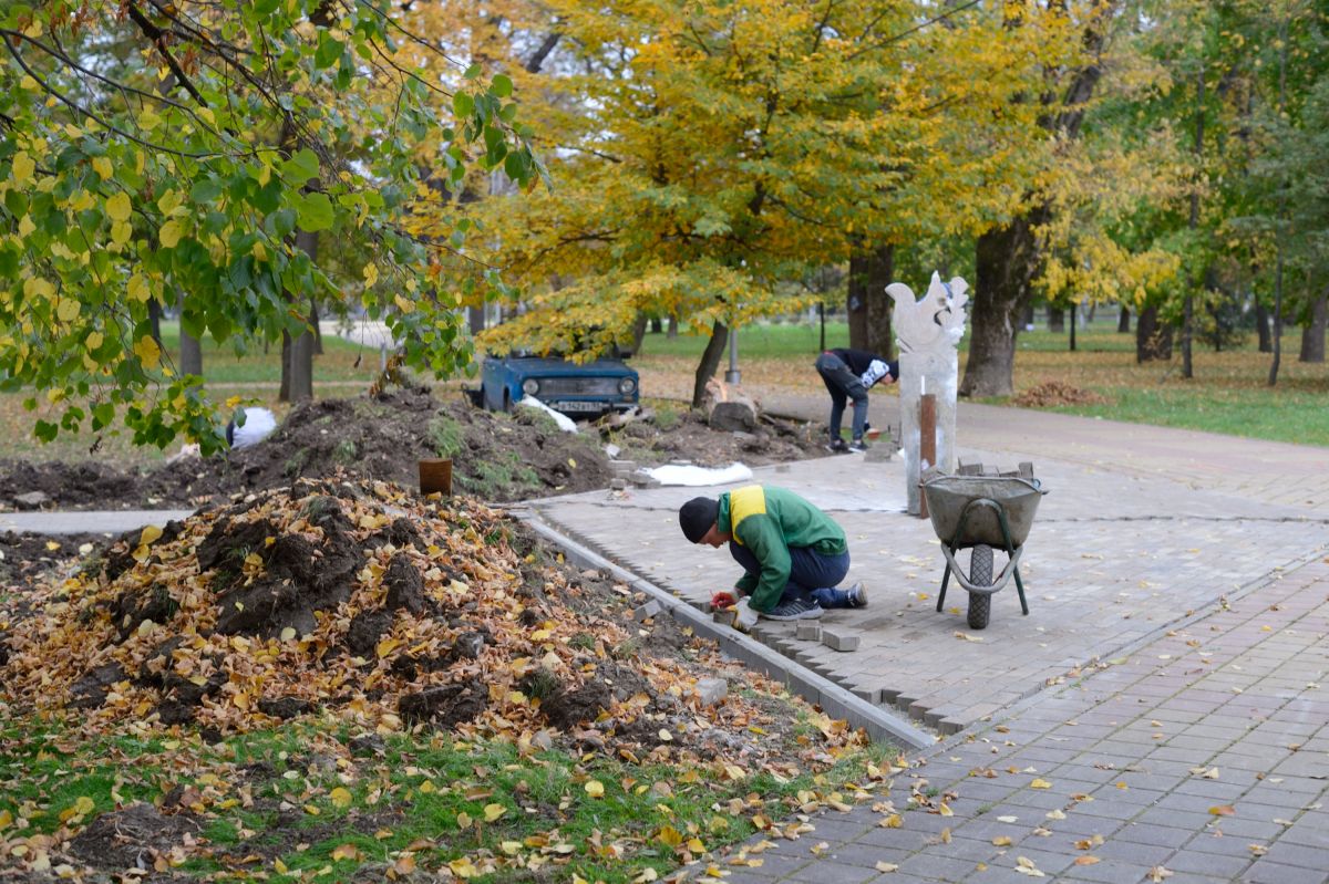 В Майкопе продолжаются работы по благоустройству городского парка