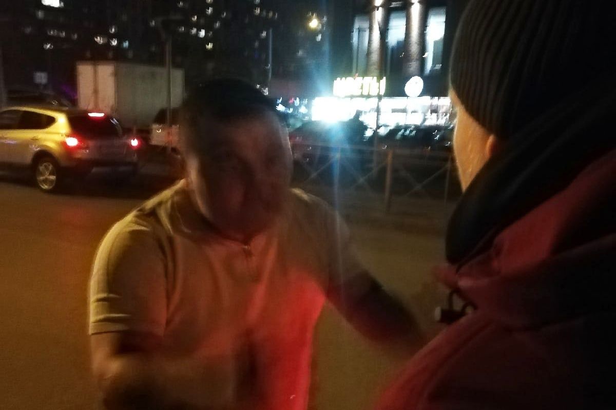 На глухонемую такси напал мужчина. Таксист с битой. Женщина в Новосибе накинулась на водителя. В Новосибирске женщина напала на таксиста.