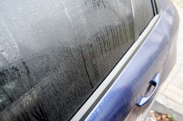 Почему запотевают стекла в машине? Пять основных причин