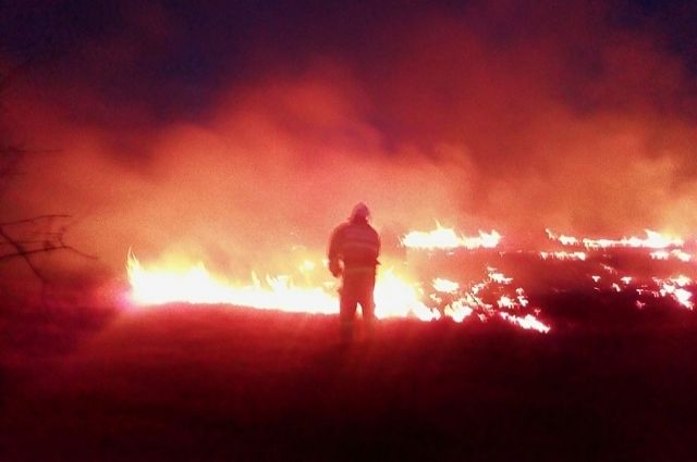 В ликвидации пожара на складе в Симферополе задействованы 72 человека