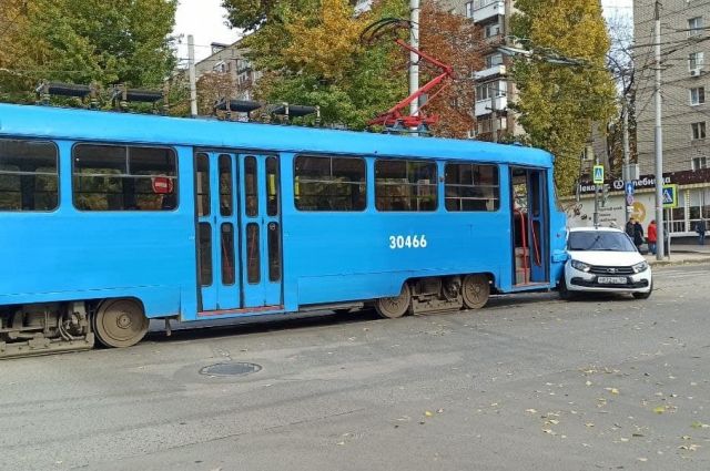 В центре Саратова трамваи и троллейбусы встали из-за такси