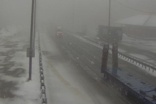 Снег выпал на трассе М-5 в Челябинской области