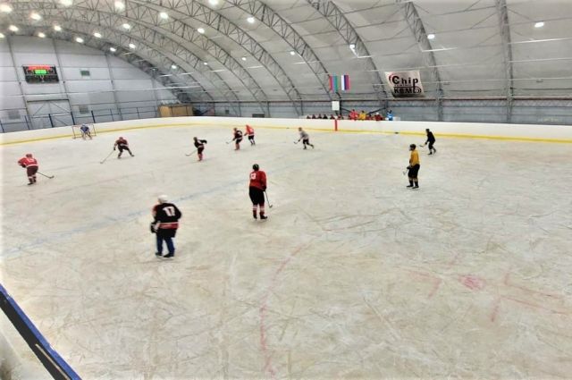 На стадионе «Труд» в Архангельске начали заливать лёд