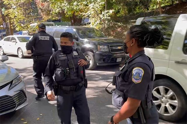 Полицейские у дома родственников российского бизнесмена Олега Дерипаски в Вашингтоне, где проходят обыски.