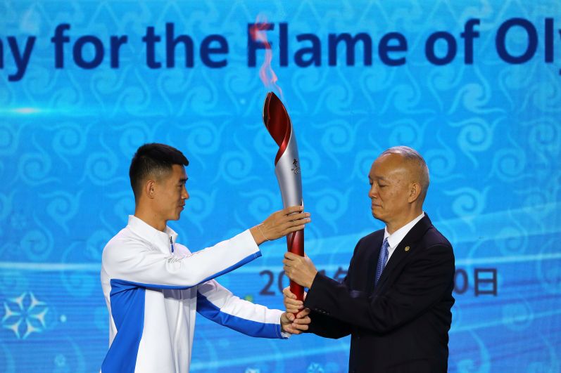 Председатель оргкомитета Зимних Олимпийских игр в Пекине 2022 Цай Ци (справа) на церемонии приветствия огня зимних Олимпийских игр 2022 года в Пекине