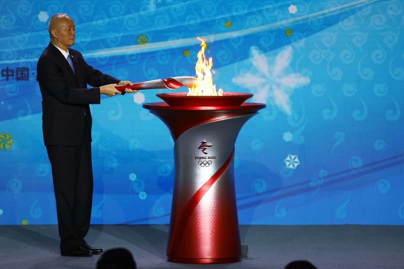 Председатель оргкомитета Зимних Олимпийских игр в Пекине 2022 Цай Ци на церемонии приветствия огня зимних Олимпийских игр 2022 года в Пекине