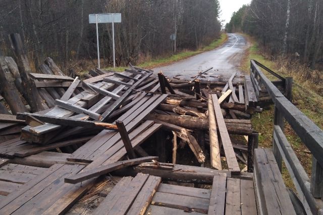 Деревянный мост обрушился в Нижегородской области