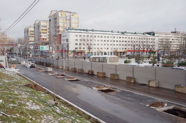 Об этом сообщил первый вице-мэр Сыктывкара Александр Можегов во время плановой проверки хода благоустройства тротуара.