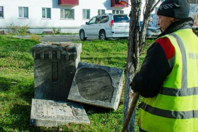 В приморском городе покрошили остатки японских бетонных ворот