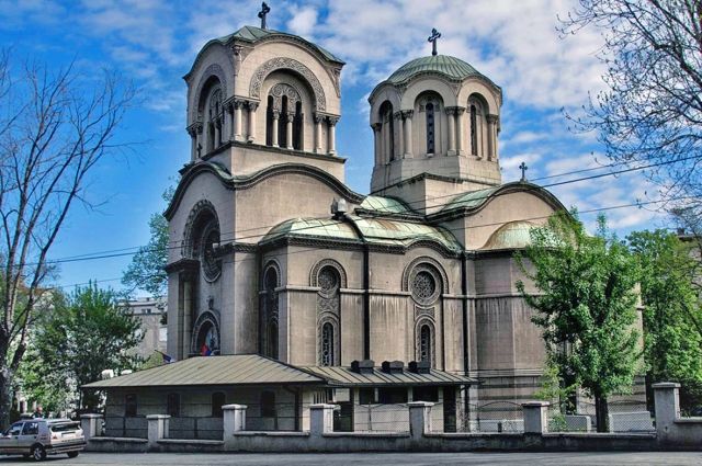 Один из красивейших в Европе храмов, посвящённых святому покровителю Петербурга, расположен в Сербии, в центре Белграда.