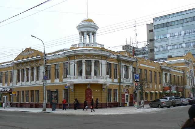 Здание, в котором сейчас находится Дом офицеров, было построено по проекту известного архитектора Владимира Соколовскогов 1913 году.