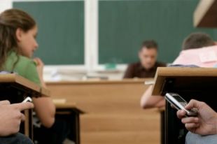 В Одессе предлагают запретить пользоваться мобильными телефонами в школах