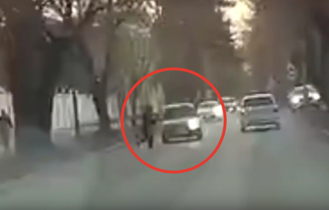 Пешеход бросился под колеса автомобиля в Новосибирске