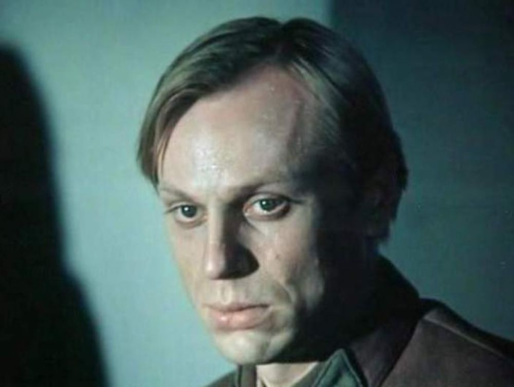 Ромашов — «Два капитана» (1976). Роль подлеца Ромашова для театрального артиста Евгения Лебедева стала кинодебютом