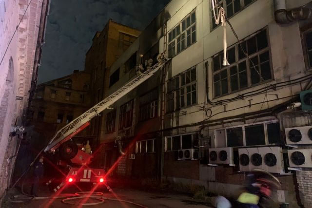 Крупный пожар произошел в здании склада в Новосибирске