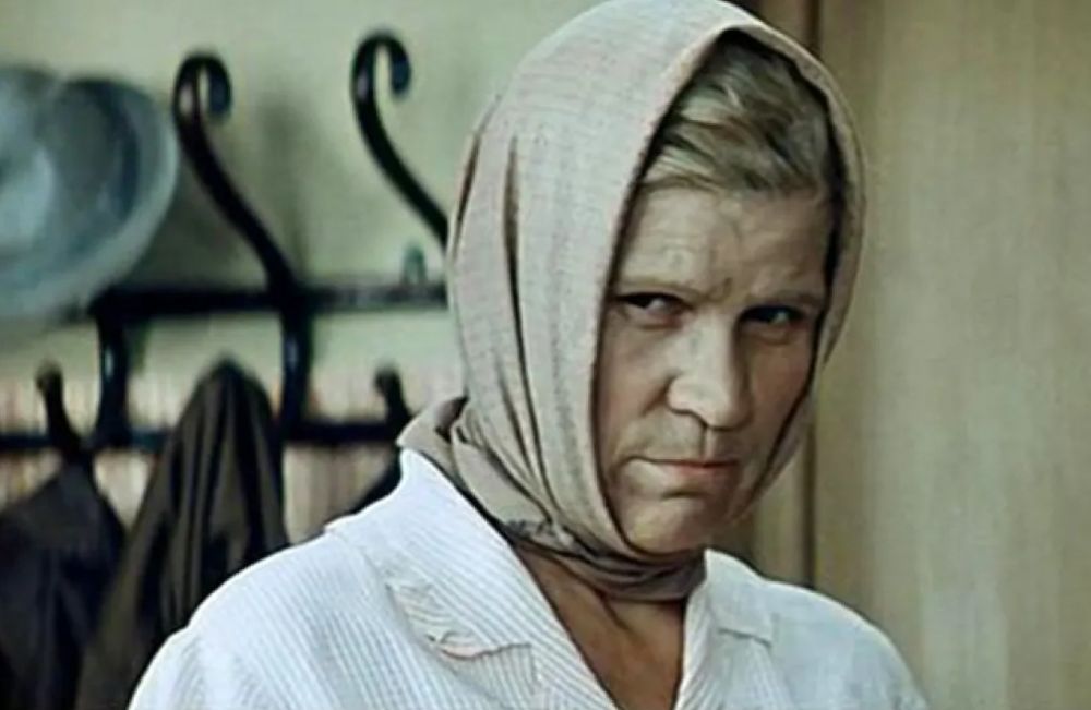 Анфиса Васильевна — «Мачеха» (1973). Мать Шуры Олеванцевой, Анфиса Васильевна, в фильме — хмурая, ворчливая женщина. Её непрошенные советы то и дело разлетаются направо и налево. «Легонький умок» — её неизменное обращение к дочери