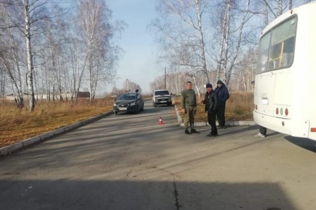 Автобус сбил 19-летнего парня в Новосибирской области