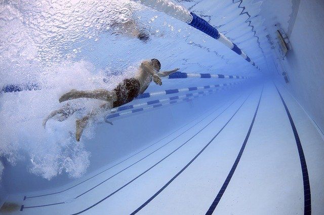 В Хабаровске идут соревнования по плаванию между спортсменами-инвалидам