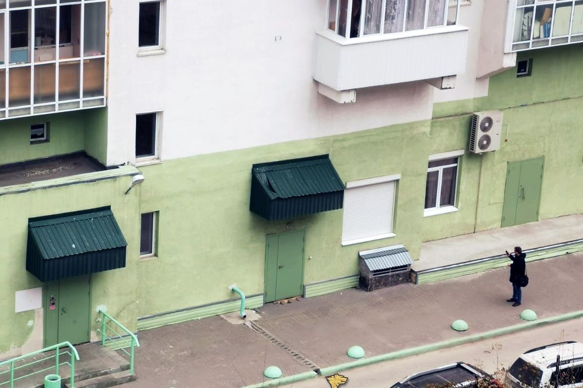 Выпавшие подростки. Девушквыпала из окна в Новосибирске. Девушка выпрыгнула из окна в Новосибирске. Девочка выпавшая из окна 10 этажа.