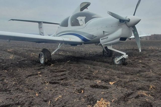 В Бугуруслане учебный самолет сел в поле во время тренировочного полета