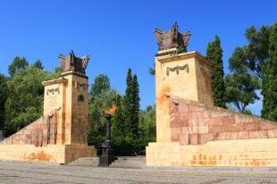 Холм Славы во Львове в честь русских воинов, погибших в 1914—1915 годах и русских воинов, участвовавших в освобождении Львова в 1944 г. Создан Россией до появления Украины.