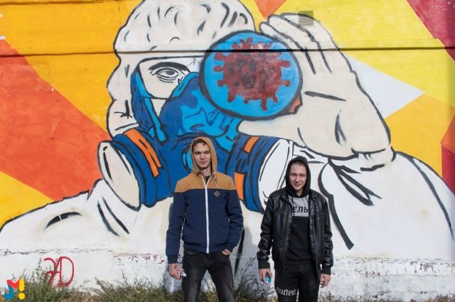 В Оренбурге восстановили граффити, посвященное работе врачей в борьбе против пандемии коронавирусной инфекции. 