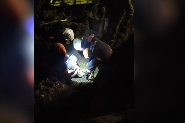 В Новосибирске двух рабочих завалило грунтом в траншее при земляных работах