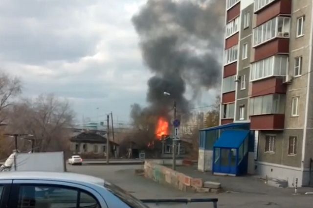 Еще один заброшенный дом загорелся на улице Российской в Челябинске