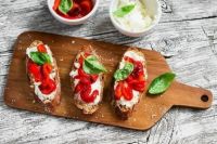 Тост с сыром и овощами: рецепт вкусного завтрака.