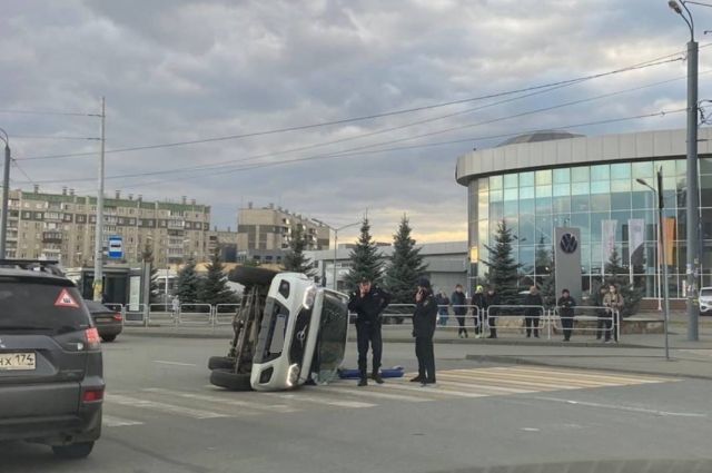 Полицейский автомобиль перевернулся на перекрестке в Челябинске