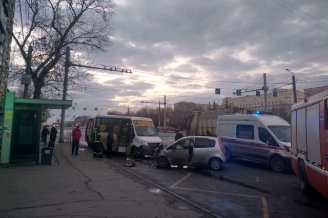 Пьяный бесправник устроил ДТП с двумя маршрутками в Челябинске