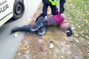 Ограбил магазин и стрелял в мужчину: в Киеве задержали преступника.
