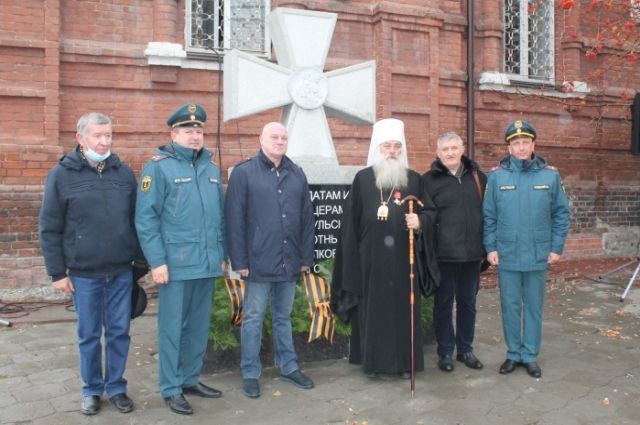 В Барнауле открыли памятник в виде Георгиевского креста