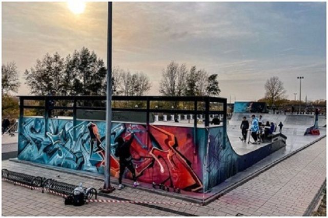Скейт-площадку на берегу Урала разрисовали граффити